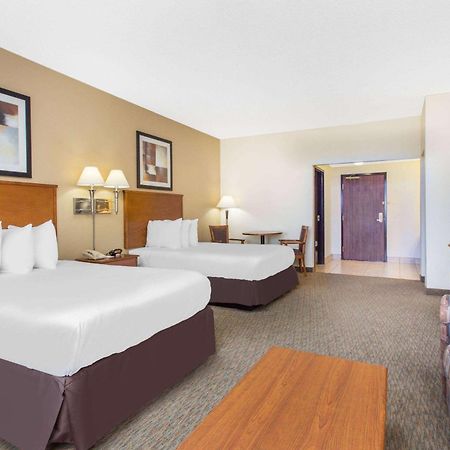 Days Inn By Wyndham Phenix City Near Fort Moore Екстер'єр фото
