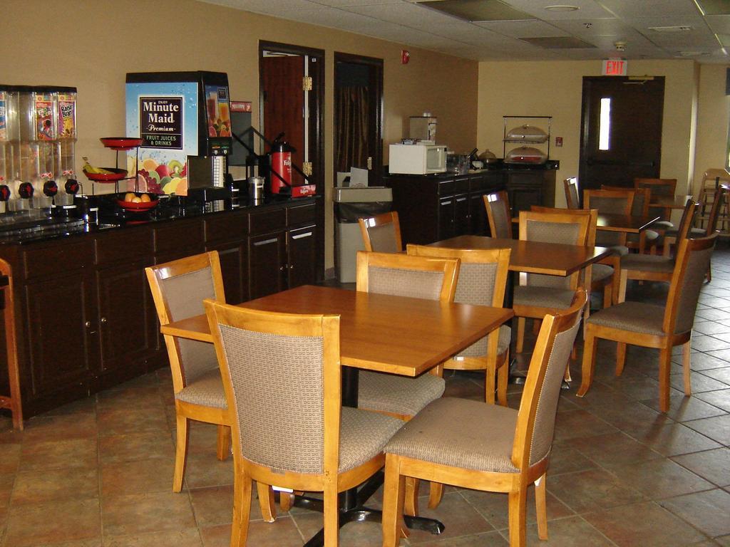 Days Inn By Wyndham Phenix City Near Fort Moore Екстер'єр фото
