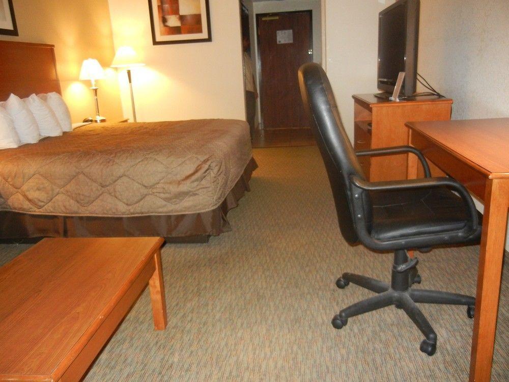 Days Inn By Wyndham Phenix City Near Fort Moore Екстер'єр фото