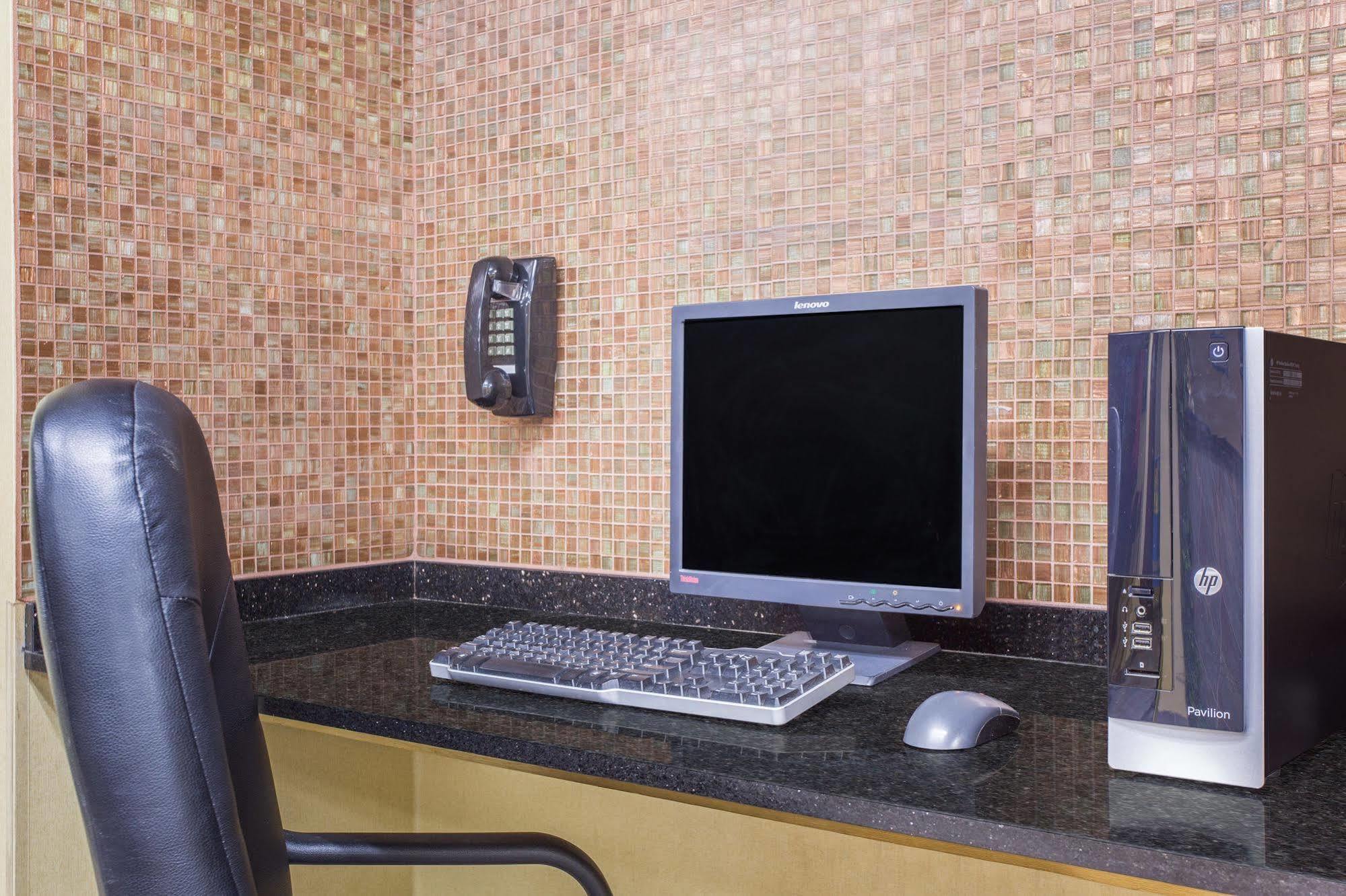 Days Inn By Wyndham Phenix City Near Fort Moore Екстер'єр фото