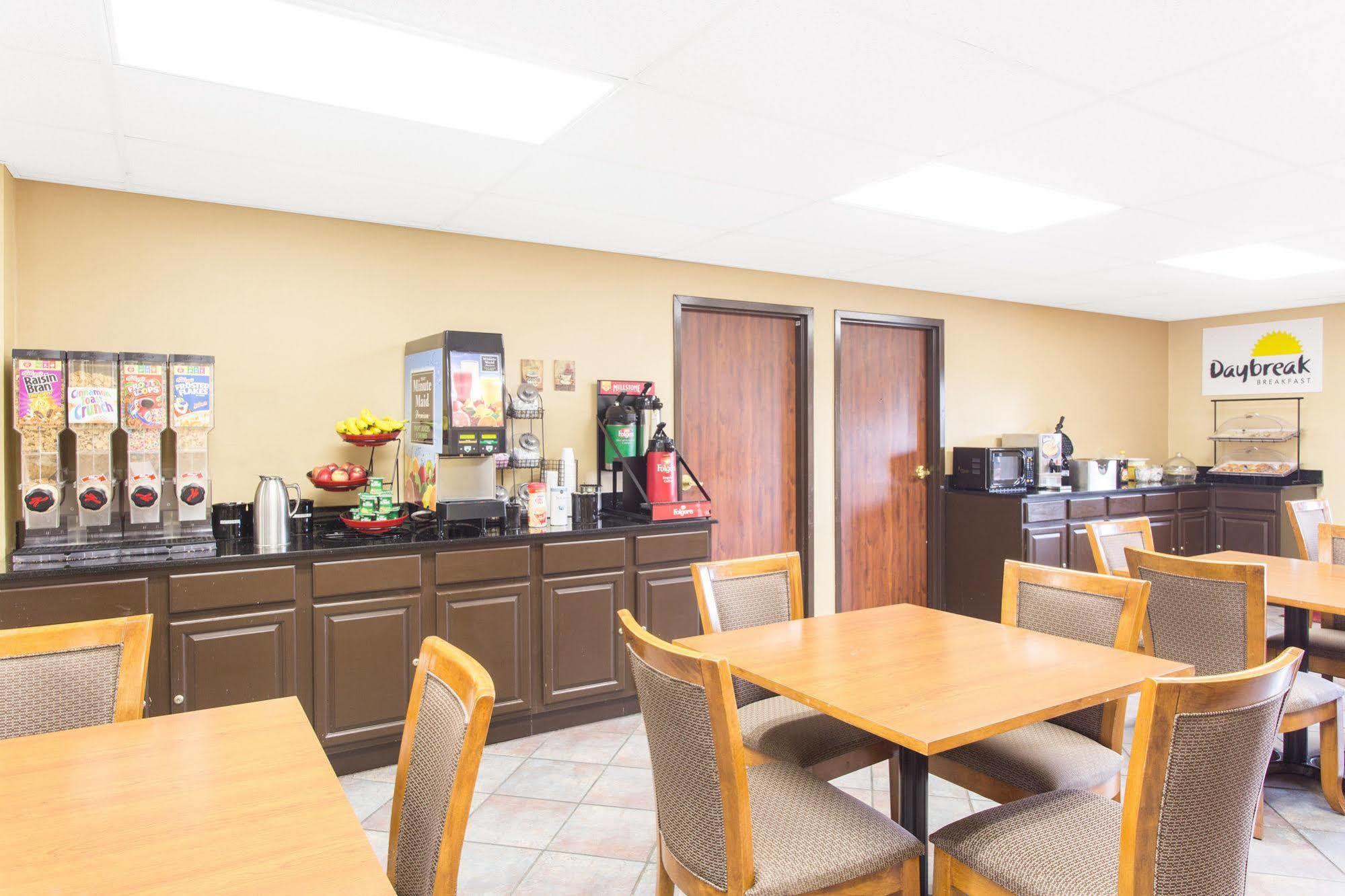 Days Inn By Wyndham Phenix City Near Fort Moore Екстер'єр фото
